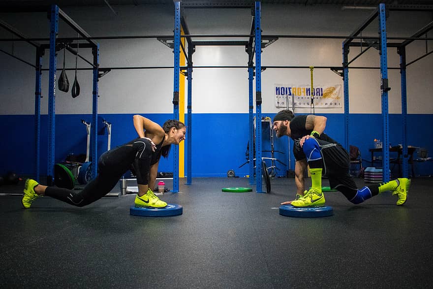 What is the relationship between weight loss and calcium intake? And how is it recommended to consume calcium on a training day?